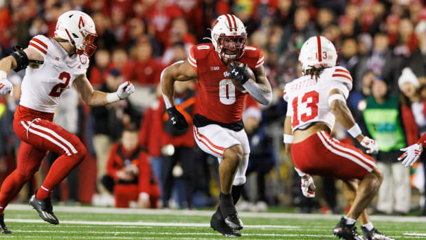 Braelon Allen Q4 run 2023 Wisconsin vs Nebraska football USATSI_21932475